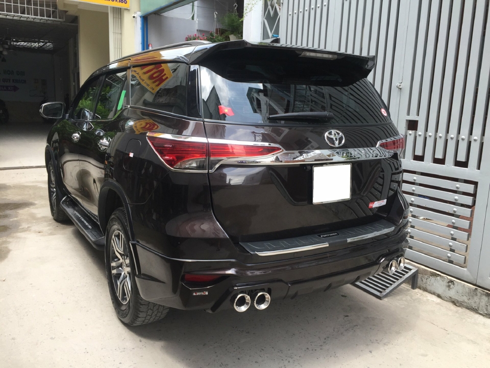 Cần bán xe Toyota Fortuner 2017 máy xăng số tự động màu cánh dán
