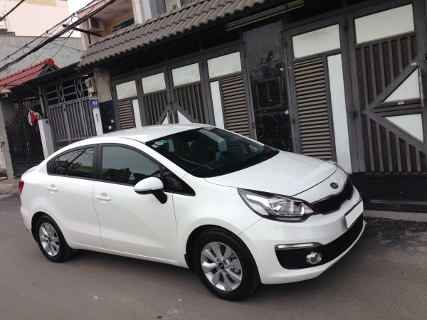 Cần bán xe Kia Rio 2016 màu trắng số tự động