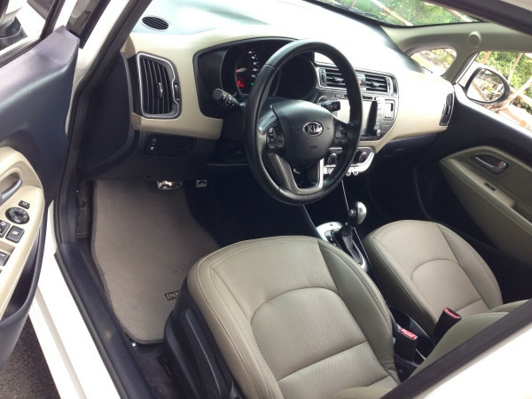 Cần bán xe Kia Rio 2016 màu trắng số tự động