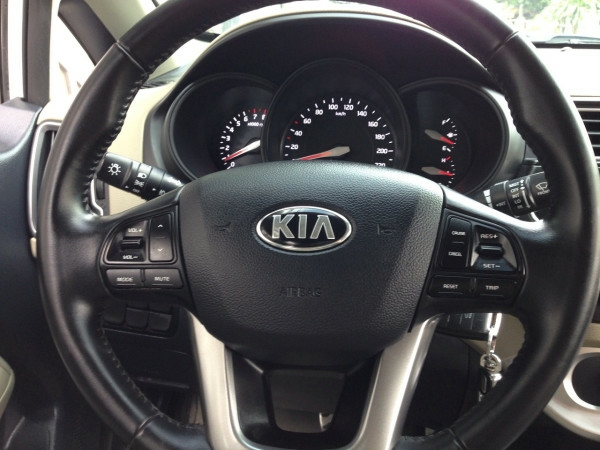 Cần bán xe Kia Rio 2016 màu trắng số tự động