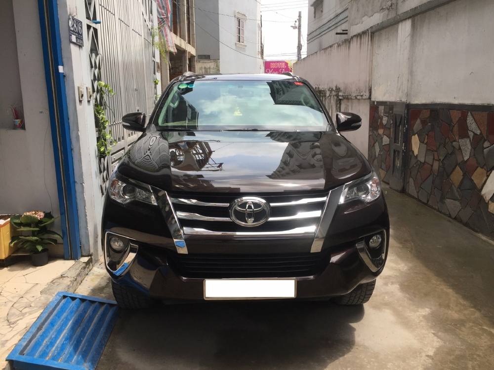 Cần bán xe Toyota Fortuner 2017 máy xăng số tự động màu cánh dán