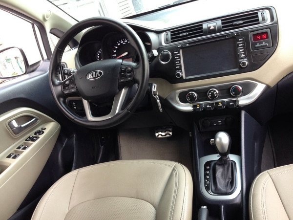 Cần bán xe Kia Rio 2016 màu trắng số tự động