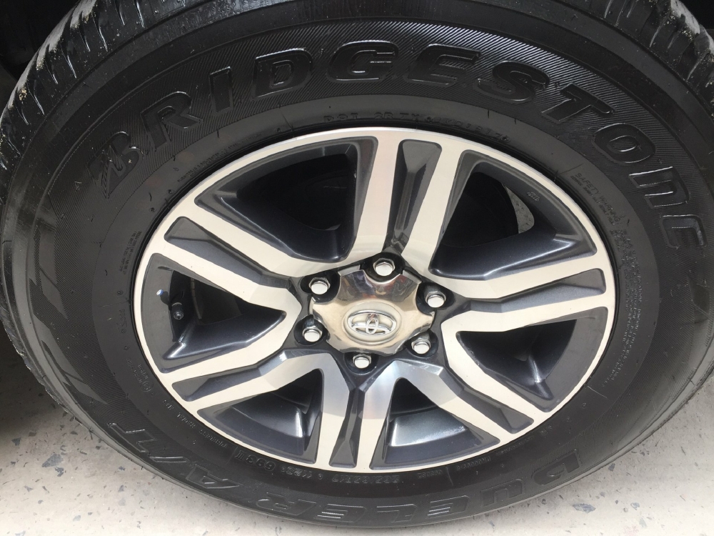 Cần bán xe Toyota Fortuner 2017 máy xăng số tự động màu cánh dán