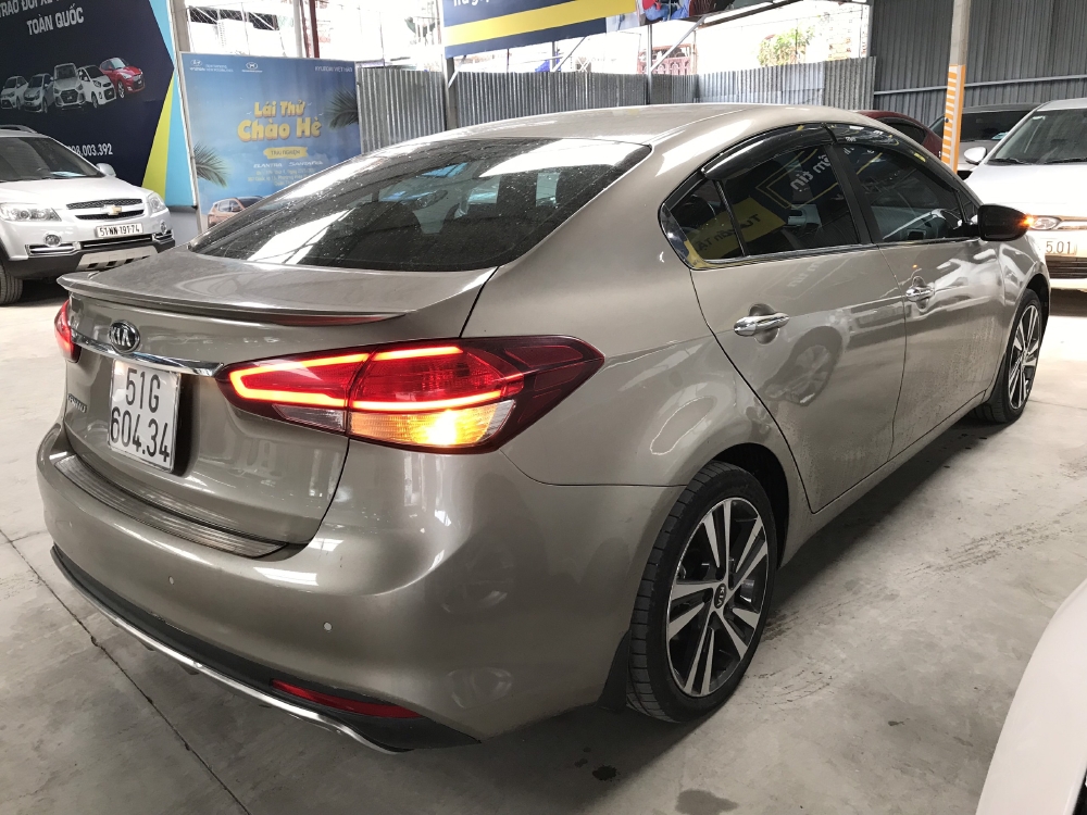 Bán Kia Cerato 1.6AT màu vàng cát số tự động sản xuất 2018 biển Sài Gòn xe như mới