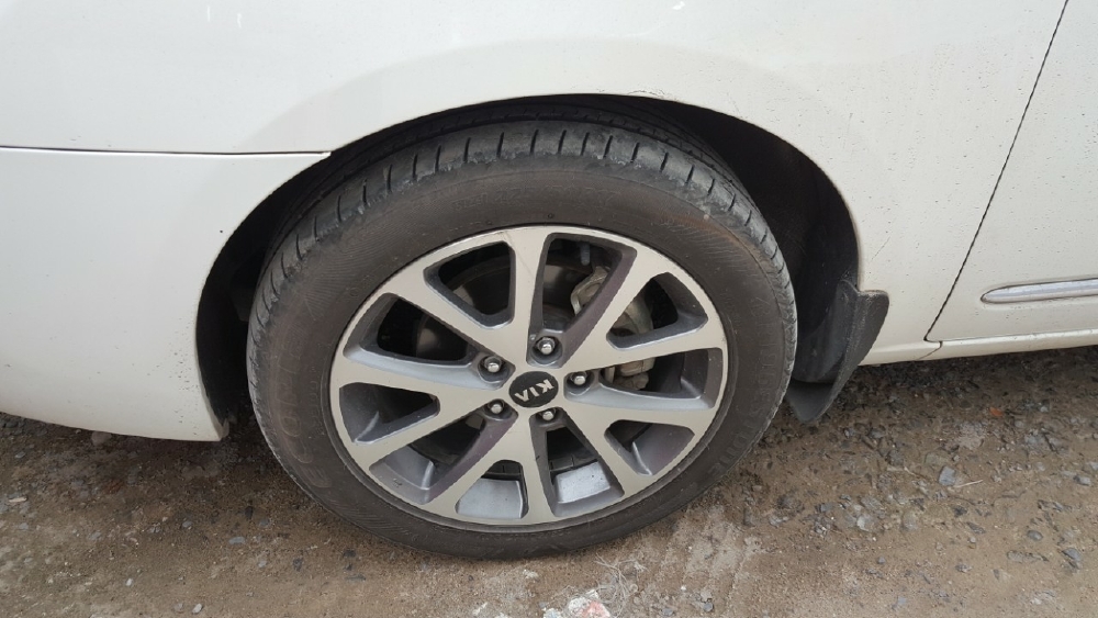 Bán Kia Carens S 2.0AT màu trắng số tự động 7 chỗ sản xuất 2014 một chủ