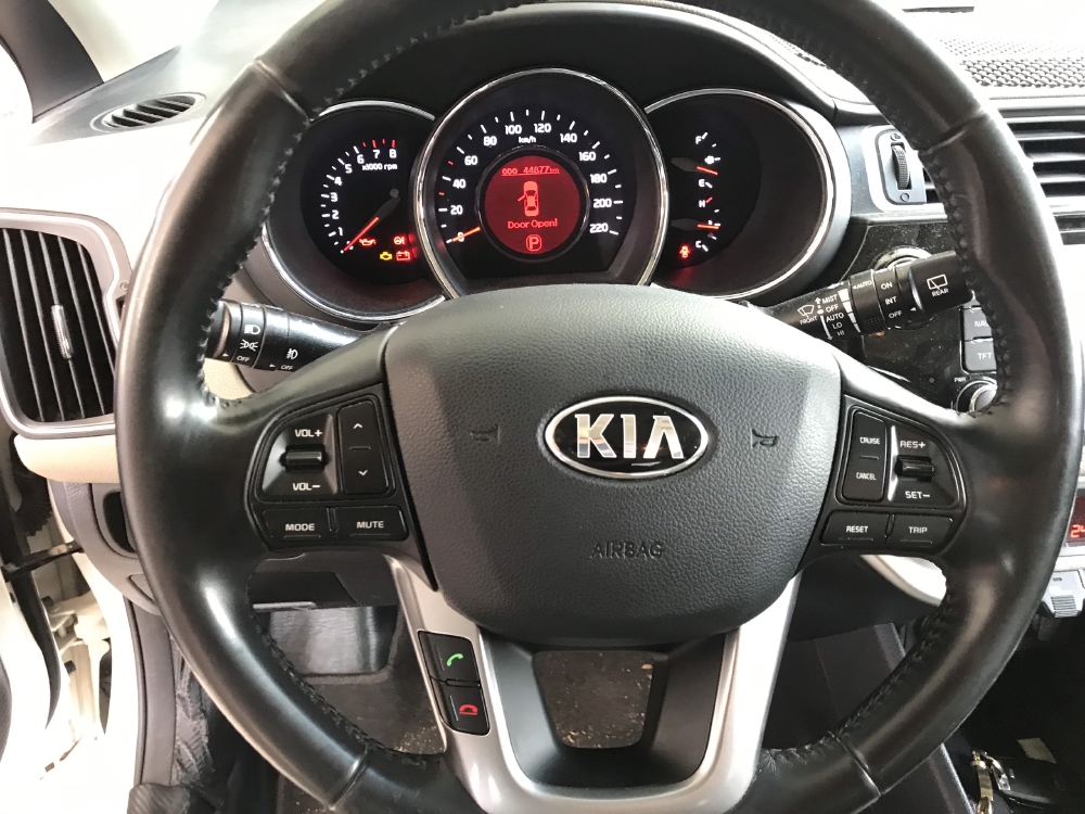 Bán Kia Rio HB 1.4AT màu trắng số tự động nhập Hàn Quốc 2015 mẫu mới
