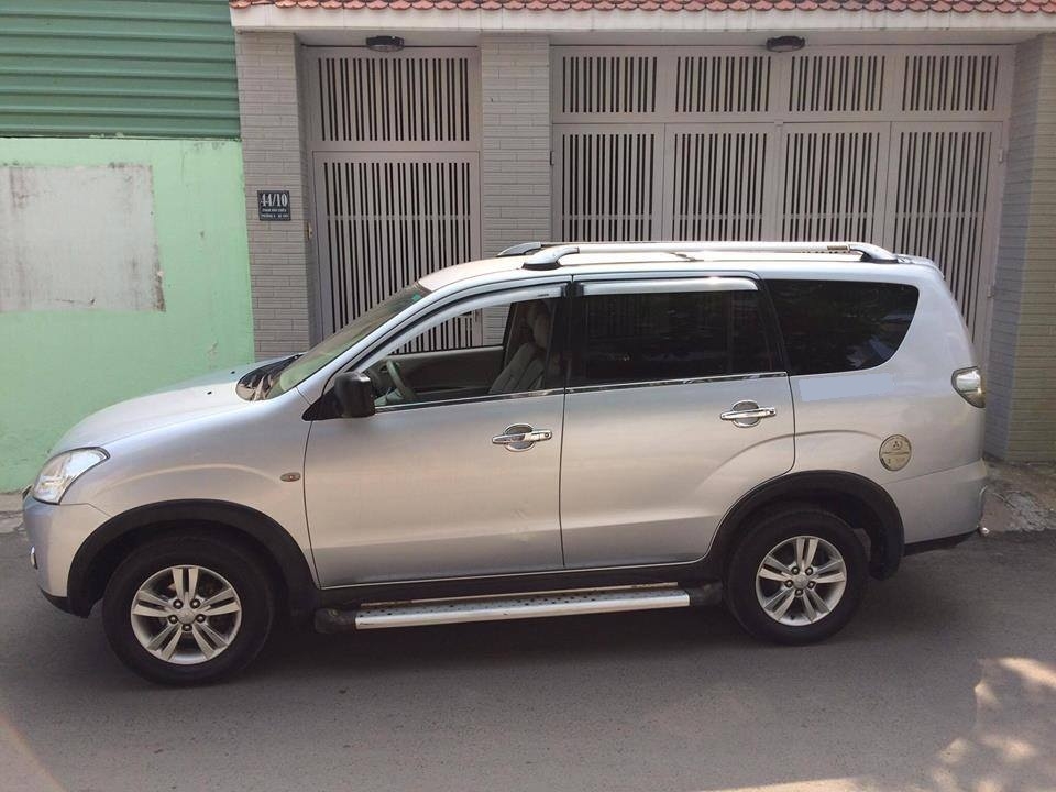 Bán Mitsubishi Zinger 2011 số sàn màu bạc xe gia đình đi kỹ.