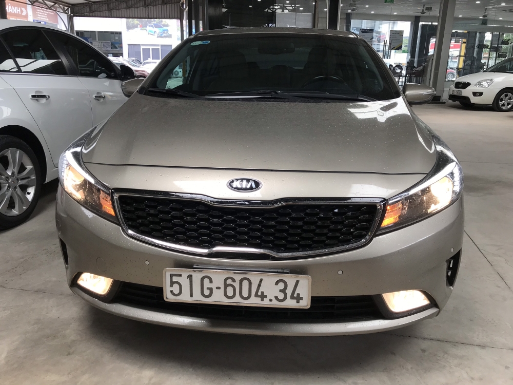 Bán Kia Cerato 1.6AT màu vàng cát số tự động sản xuất 2018 biển Sài Gòn xe như mới