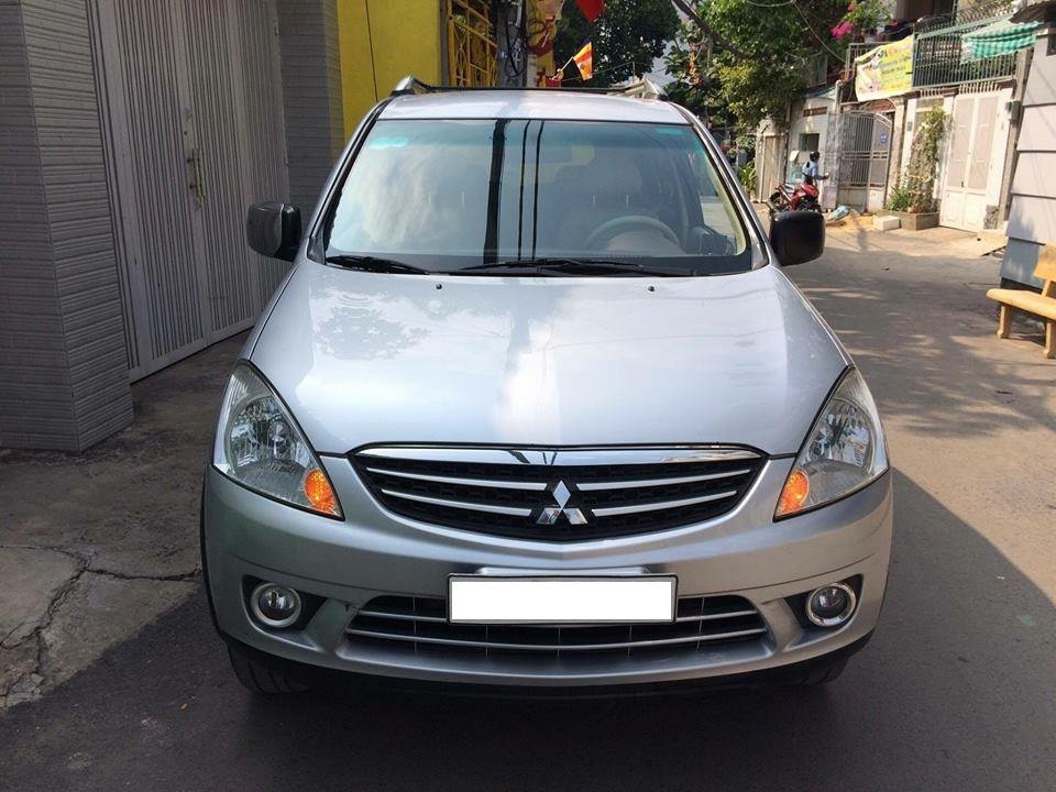 Bán Mitsubishi Zinger 2011 số sàn màu bạc xe gia đình đi kỹ.
