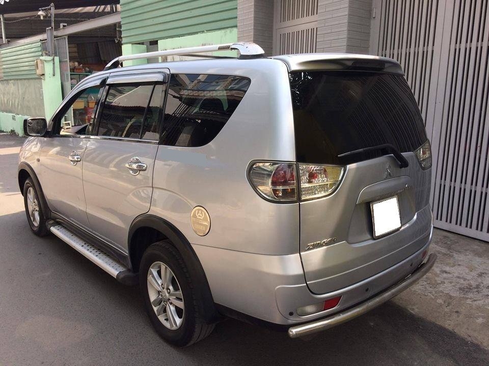 Bán Mitsubishi Zinger 2011 số sàn màu bạc xe gia đình đi kỹ.