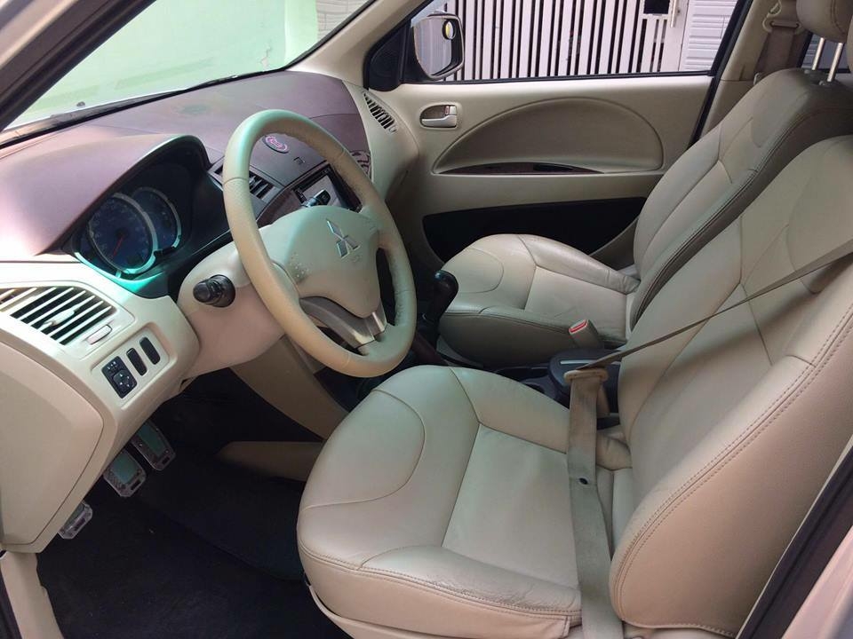 Bán Mitsubishi Zinger 2011 số sàn màu bạc xe gia đình đi kỹ.
