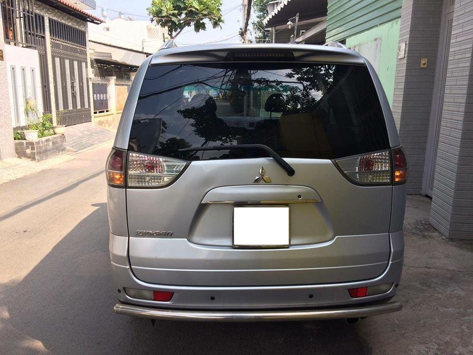 Bán Mitsubishi Zinger 2011 số sàn màu bạc xe gia đình đi kỹ.