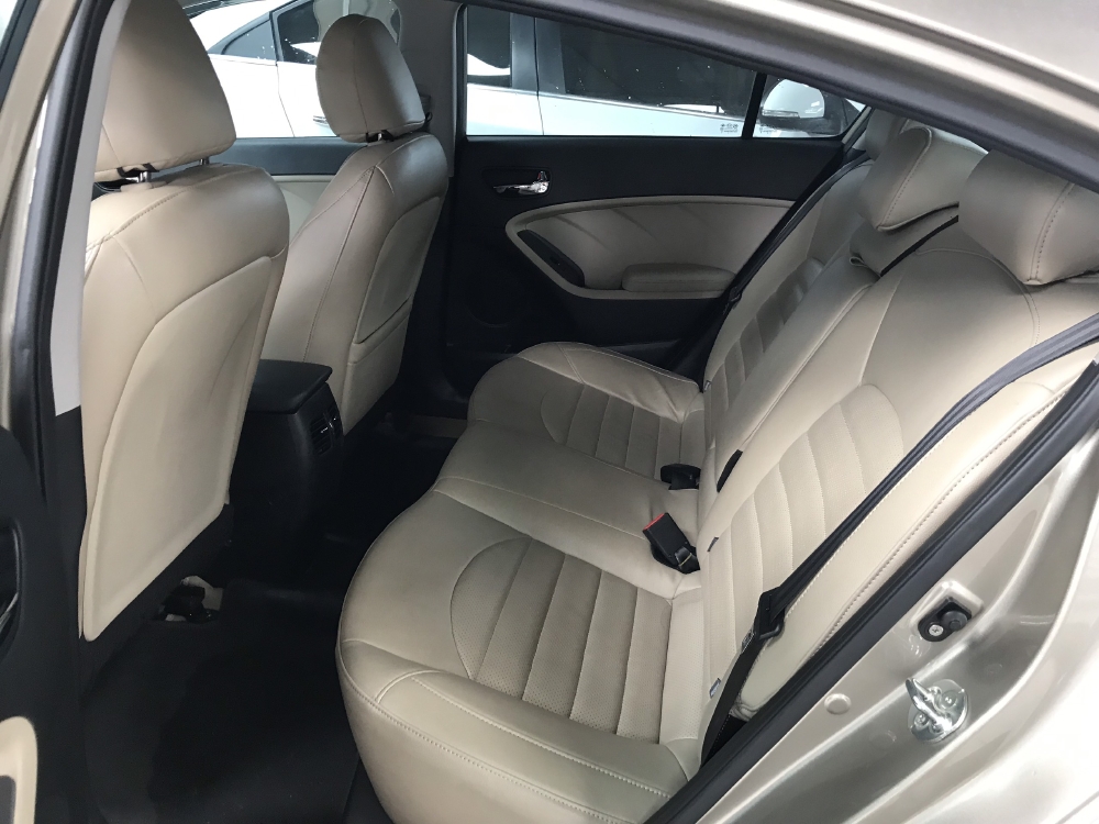 Bán Kia Cerato 1.6AT màu vàng cát số tự động sản xuất 2018 biển Sài Gòn xe như mới