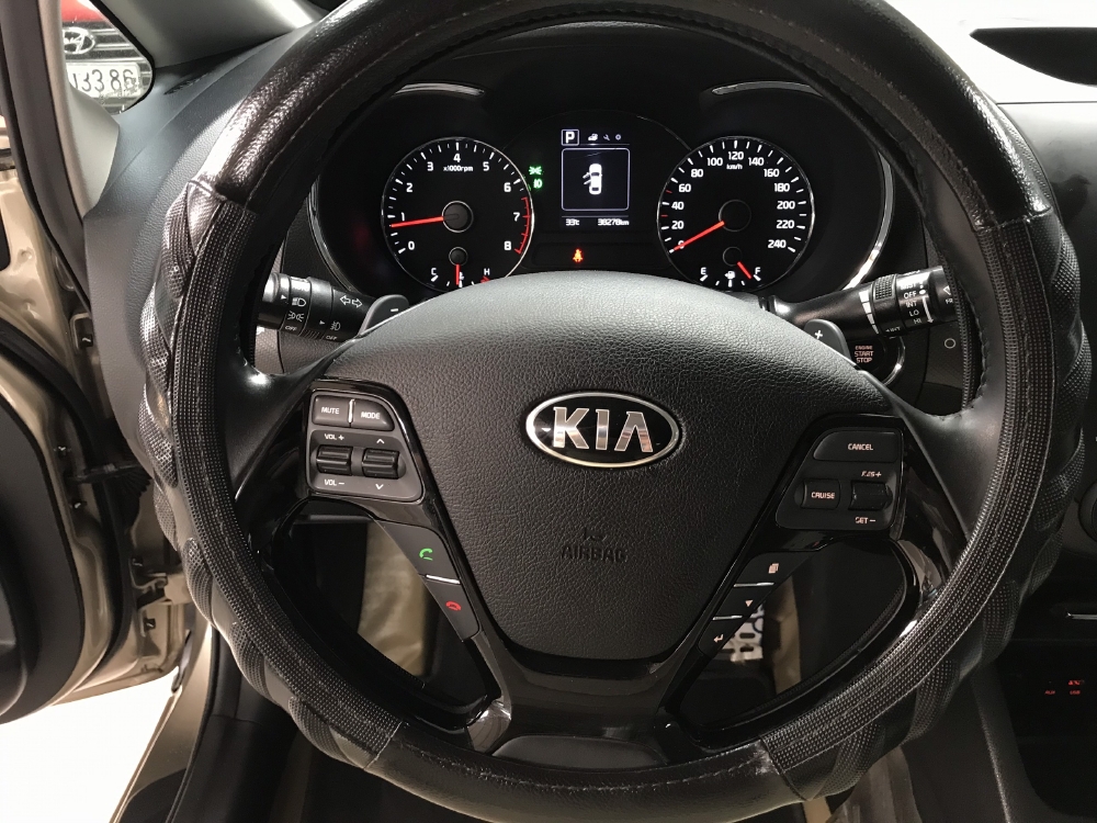 Bán Kia Cerato 1.6AT màu vàng cát số tự động sản xuất 2018 biển Sài Gòn xe như mới