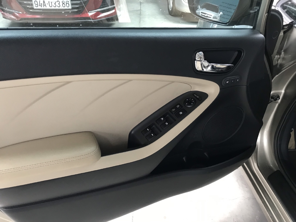Bán Kia Cerato 1.6AT màu vàng cát số tự động sản xuất 2018 biển Sài Gòn xe như mới