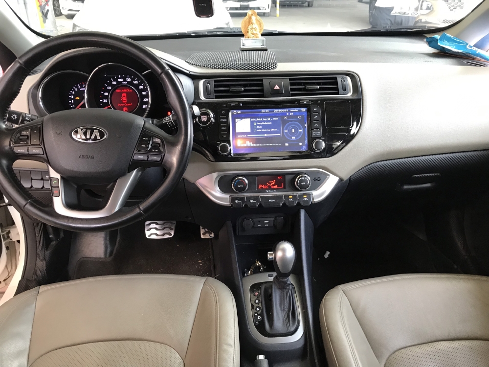 Bán Kia Rio HB 1.4AT màu trắng số tự động nhập Hàn Quốc 2015 mẫu mới