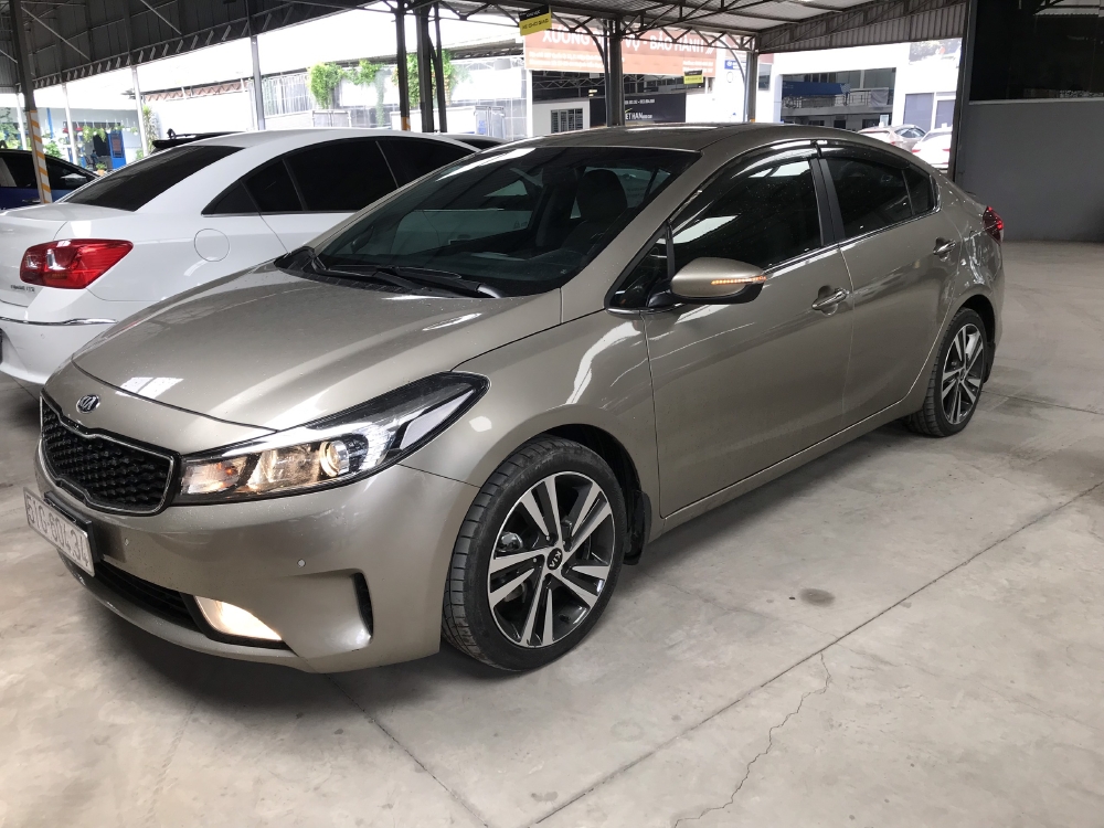 Bán Kia Cerato 1.6AT màu vàng cát số tự động sản xuất 2018 biển Sài Gòn xe như mới