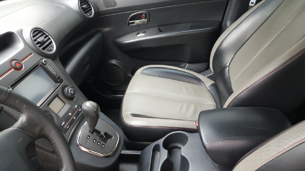Bán Kia Carens S 2.0AT màu trắng số tự động 7 chỗ sản xuất 2014 một chủ