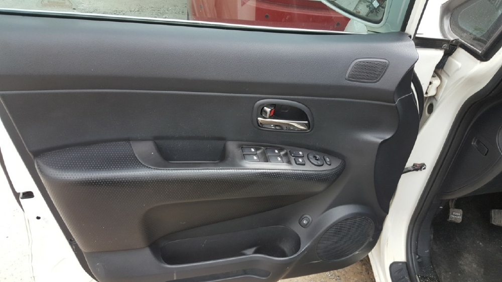 Bán Kia Carens S 2.0AT màu trắng số tự động 7 chỗ sản xuất 2014 một chủ
