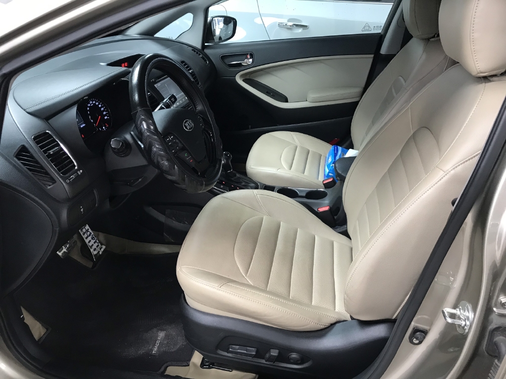 Bán Kia Cerato 1.6AT màu vàng cát số tự động sản xuất 2018 biển Sài Gòn xe như mới