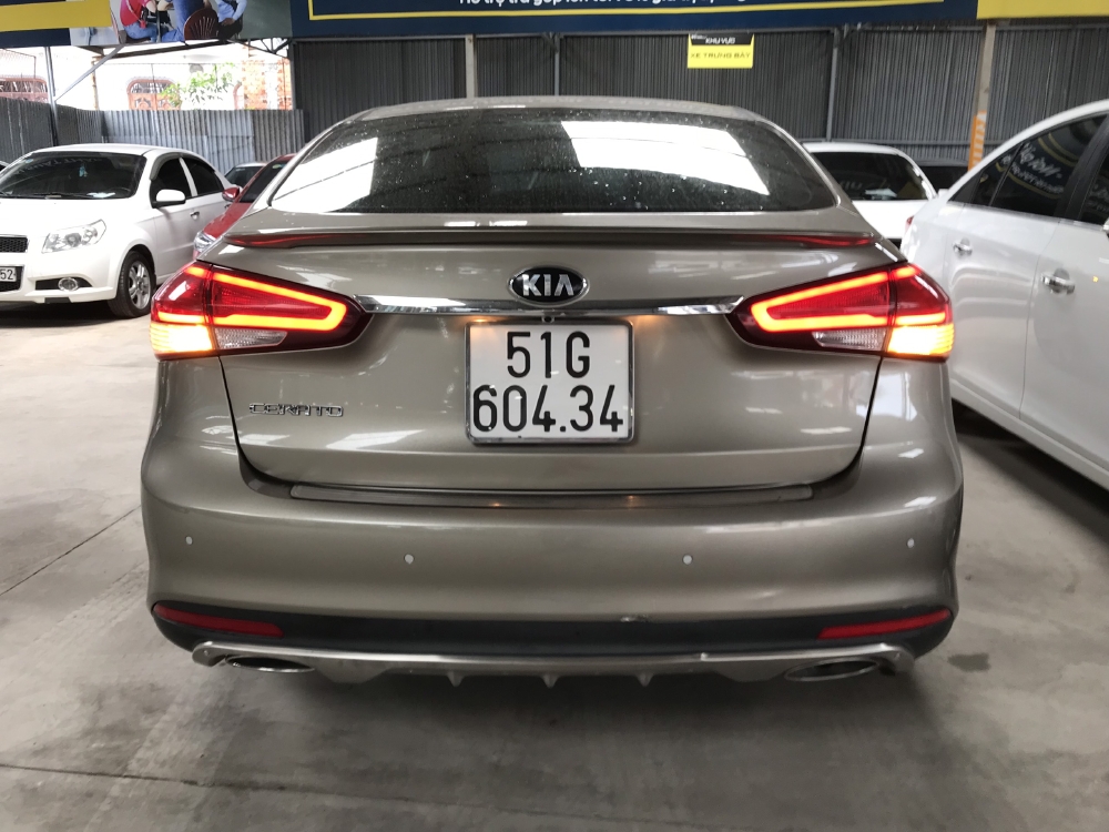 Bán Kia Cerato 1.6AT màu vàng cát số tự động sản xuất 2018 biển Sài Gòn xe như mới