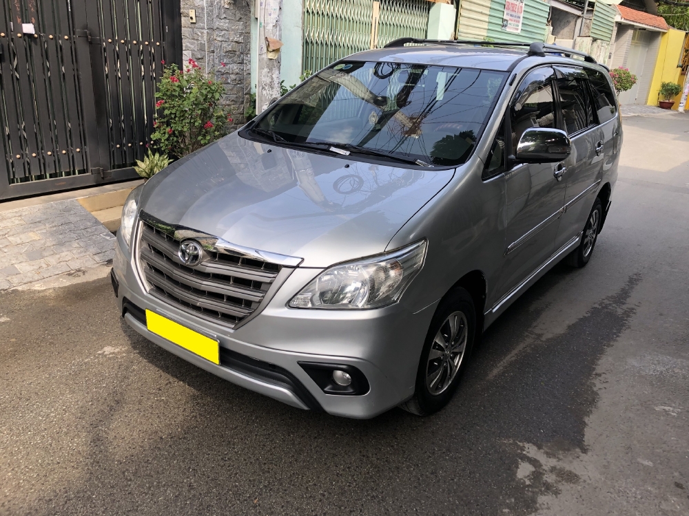 Cần bán xe Toyota Innova 2.0E số sàn 2016 màu bạc bstp chính chủ,