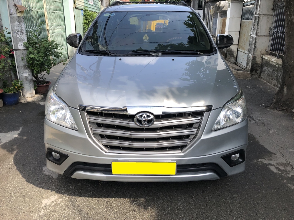 Cần bán xe Toyota Innova 2.0E số sàn 2016 màu bạc bstp chính chủ,