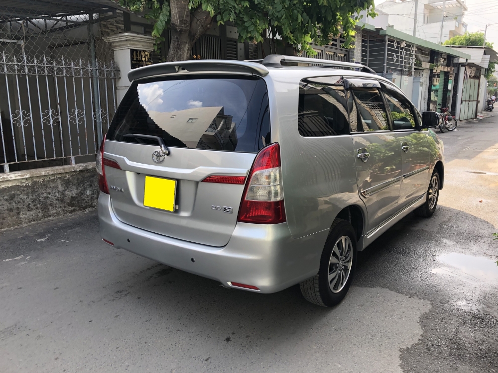 Cần bán xe Toyota Innova 2.0E số sàn 2016 màu bạc bstp chính chủ,