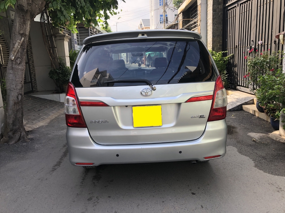 Cần bán xe Toyota Innova 2.0E số sàn 2016 màu bạc bstp chính chủ,