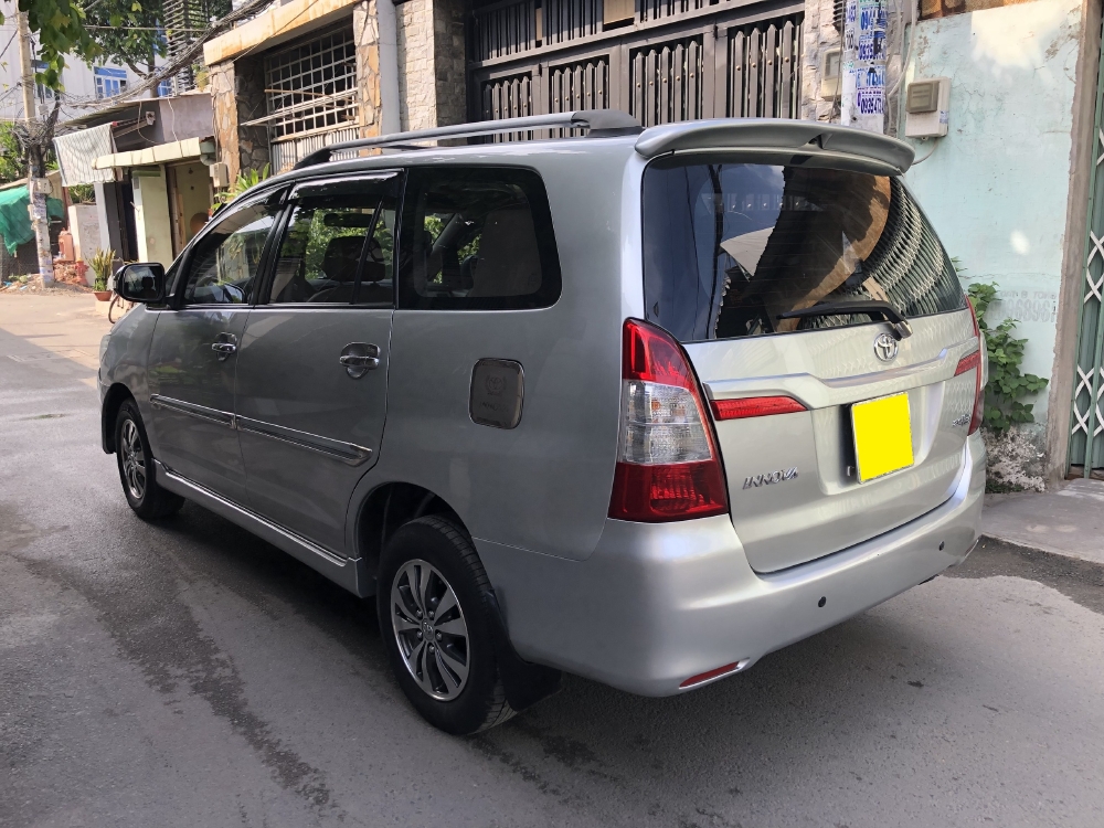 Cần bán xe Toyota Innova 2.0E số sàn 2016 màu bạc bstp chính chủ,