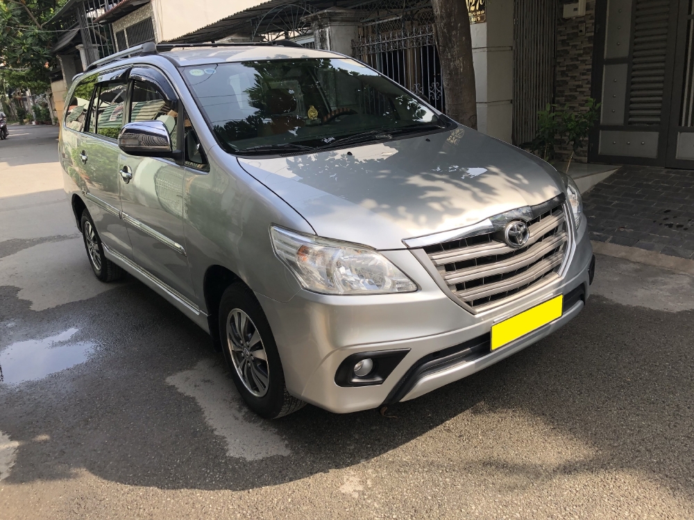 Cần bán xe Toyota Innova 2.0E số sàn 2016 màu bạc bstp chính chủ,
