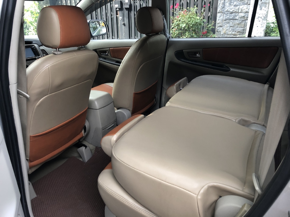 Cần bán xe Toyota Innova 2.0E số sàn 2016 màu bạc bstp chính chủ,