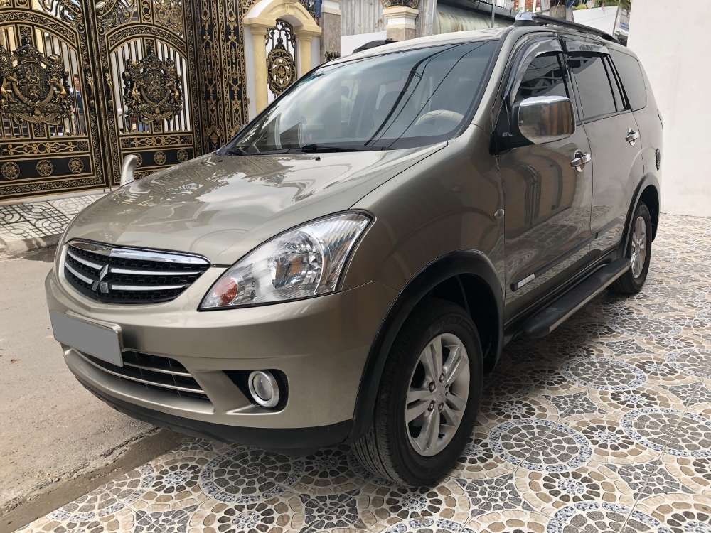 Gia đình bán Mitsubishi Zinger 2011 số sàn màu Vàng Kim rất đẹp