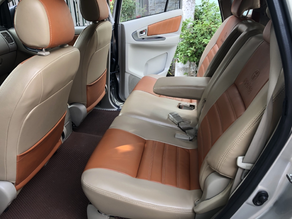 Cần bán xe Toyota Innova 2.0E số sàn 2016 màu bạc bstp chính chủ,