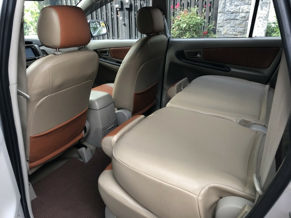 Cần bán xe Toyota Innova 2.0E số sàn 2016 màu bạc bstp chính chủ
