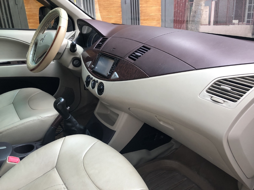 Gia đình bán Mitsubishi Zinger 2011 số sàn màu Vàng Kim rất đẹp