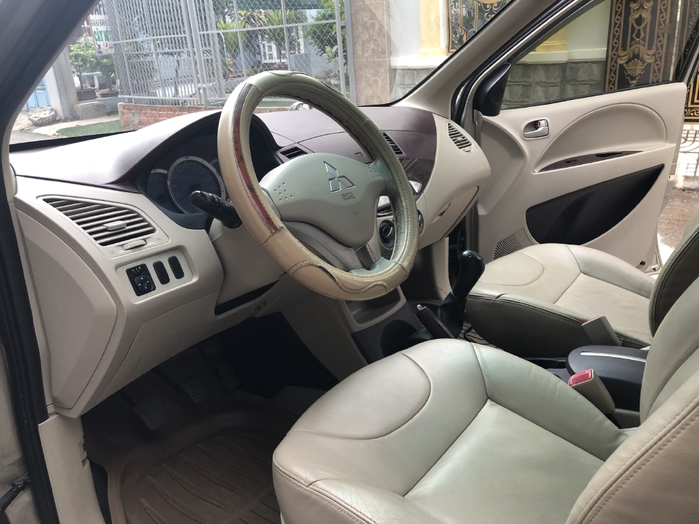 Gia đình bán Mitsubishi Zinger 2011 số sàn màu Vàng Kim rất đẹp