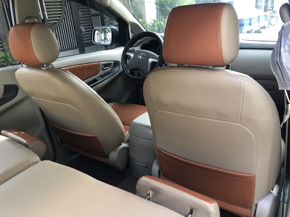 Cần bán xe Toyota Innova 2.0E số sàn 2016 màu bạc bstp chính chủ,