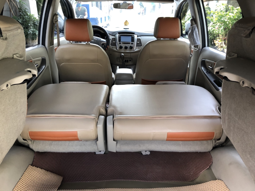 Cần bán xe Toyota Innova 2.0E số sàn 2016 màu bạc bstp chính chủ,