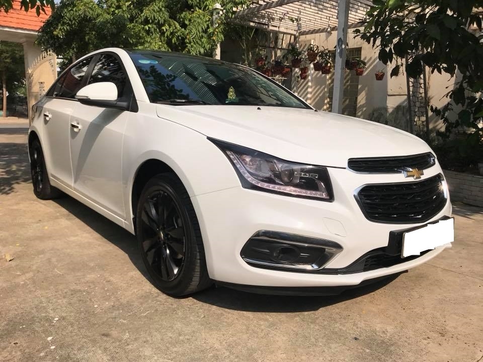 Cần bán xe Chevrolet Cruze 1.8LTZ đk 05/2017 màu trắng