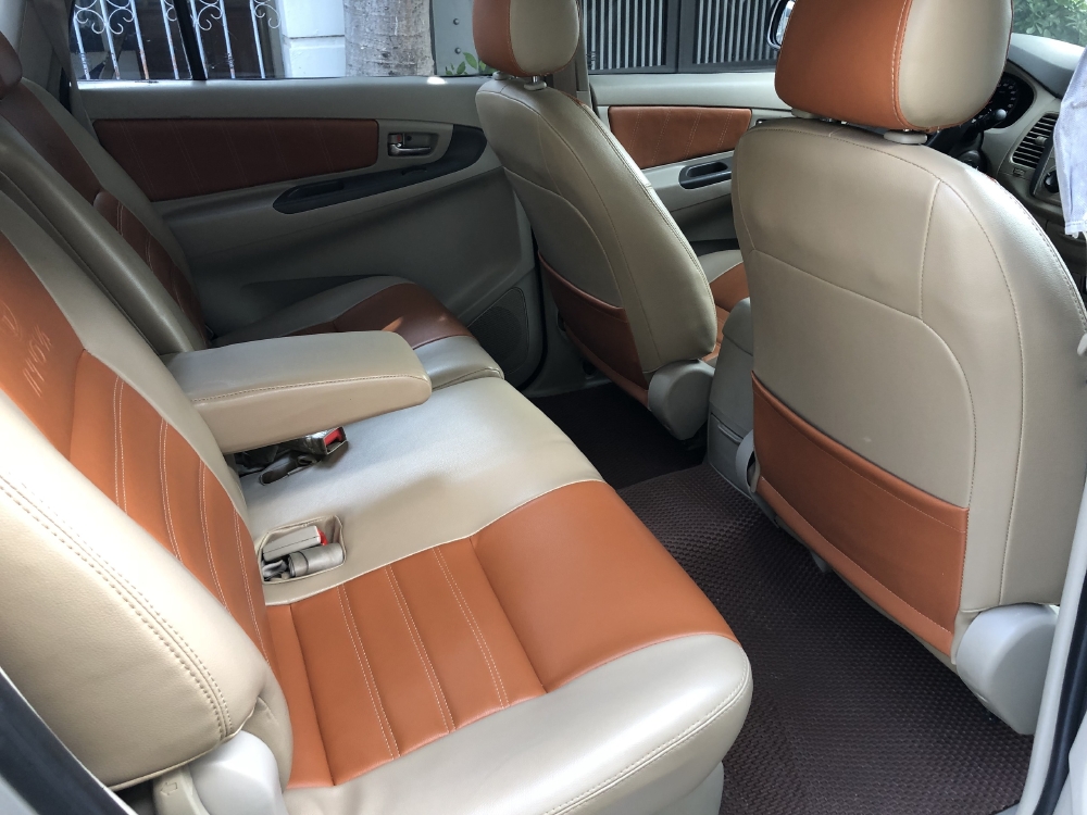Cần bán xe Toyota Innova 2.0E số sàn 2016 màu bạc bstp chính chủ,