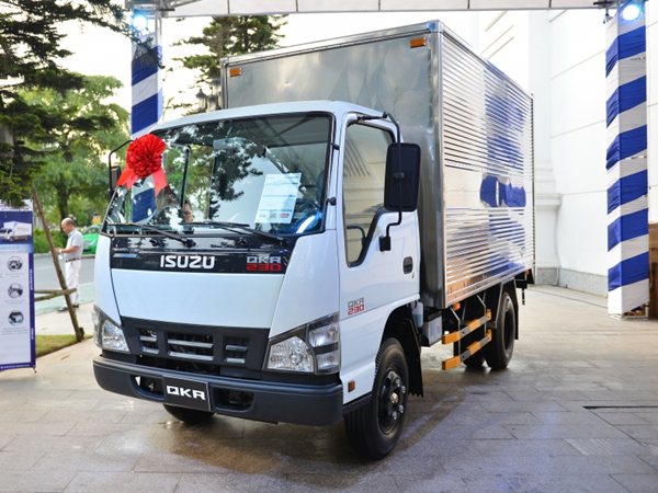 Xe tải isuzu  2.4 tấn thùng kín , Xe mới, Giá rẻ, siêu tiết kiệm nhiên liệu