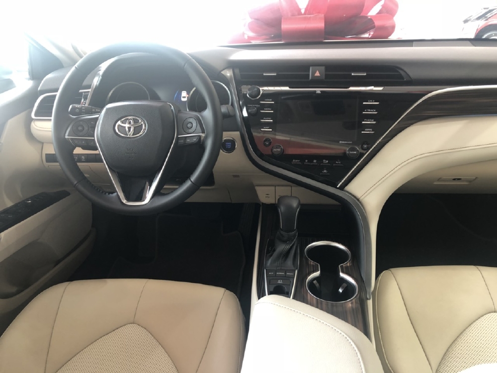 Camry 2.5q Màu Đen Giao Ngay