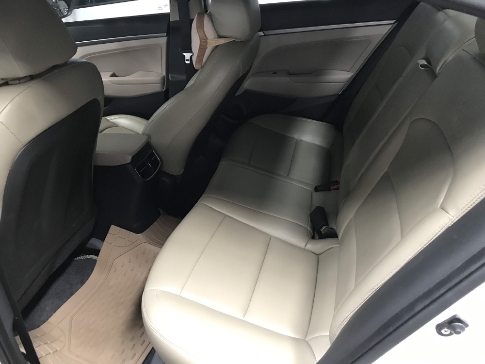 Bán Hyundai Elantra 1.6MT màu trắng số sàn sản xuất 2018 xe như mới