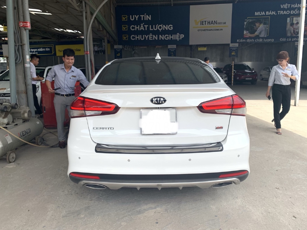 Bán Cerato 2.0AT 2018, màu trắng, siêu lướt, lên nhiều đồ chơi, giá TL