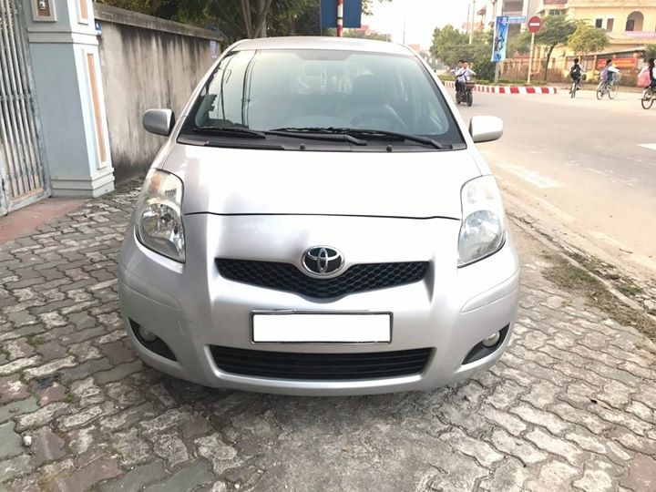 Kẹt tiền bán xe Yaris 2009 màu bạc số tự động nhập Nhật Bản