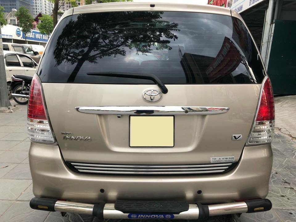 Gia đình cần bán Innova 2010 V, tự động, màu vàng cát, còn đẹp như mới,