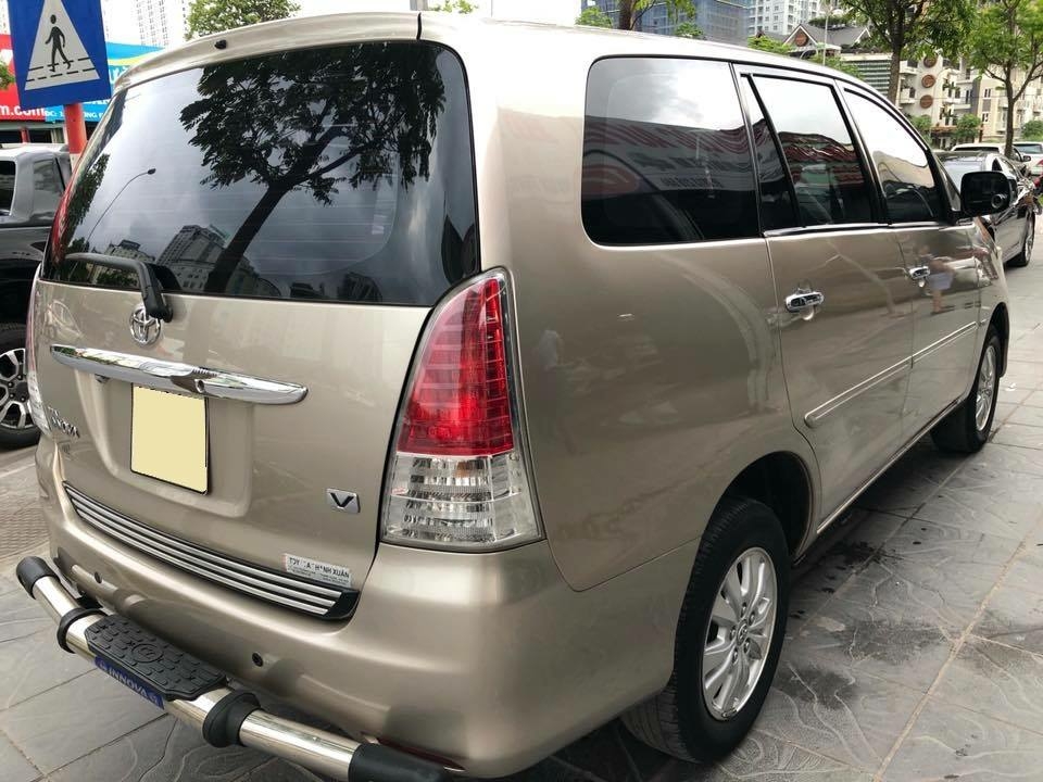 Gia đình cần bán Innova 2010 V, tự động, màu vàng cát, còn đẹp như mới,