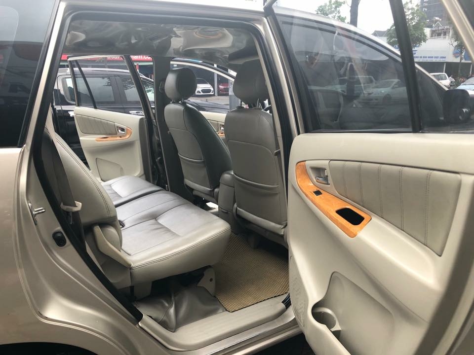 Gia đình cần bán Innova 2010 V, tự động, màu vàng cát, còn đẹp như mới,