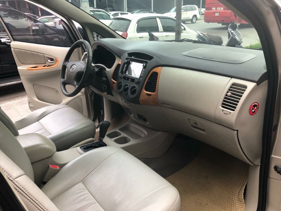 Gia đình cần bán Innova 2010 V, tự động, màu vàng cát, còn đẹp như mới,